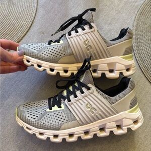 VGUC Oncloud tennis shoes